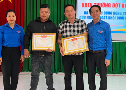 Đồng chí Trương Văn Bình - Phó Bí thư Tỉnh đoàn, Chủ tịch Hội Liên hiệp Thanh niên Việt Nam tỉnh (ngoài cùng bên phải) trao tặng Bằng khen cho 2 thanh niên có hành động dũng cảm