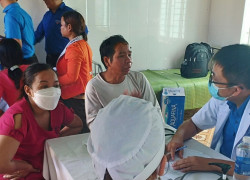 Đoàn tình nguyện khám bệnh cho người dân xã Mà Cooih. Ảnh: L.Đ