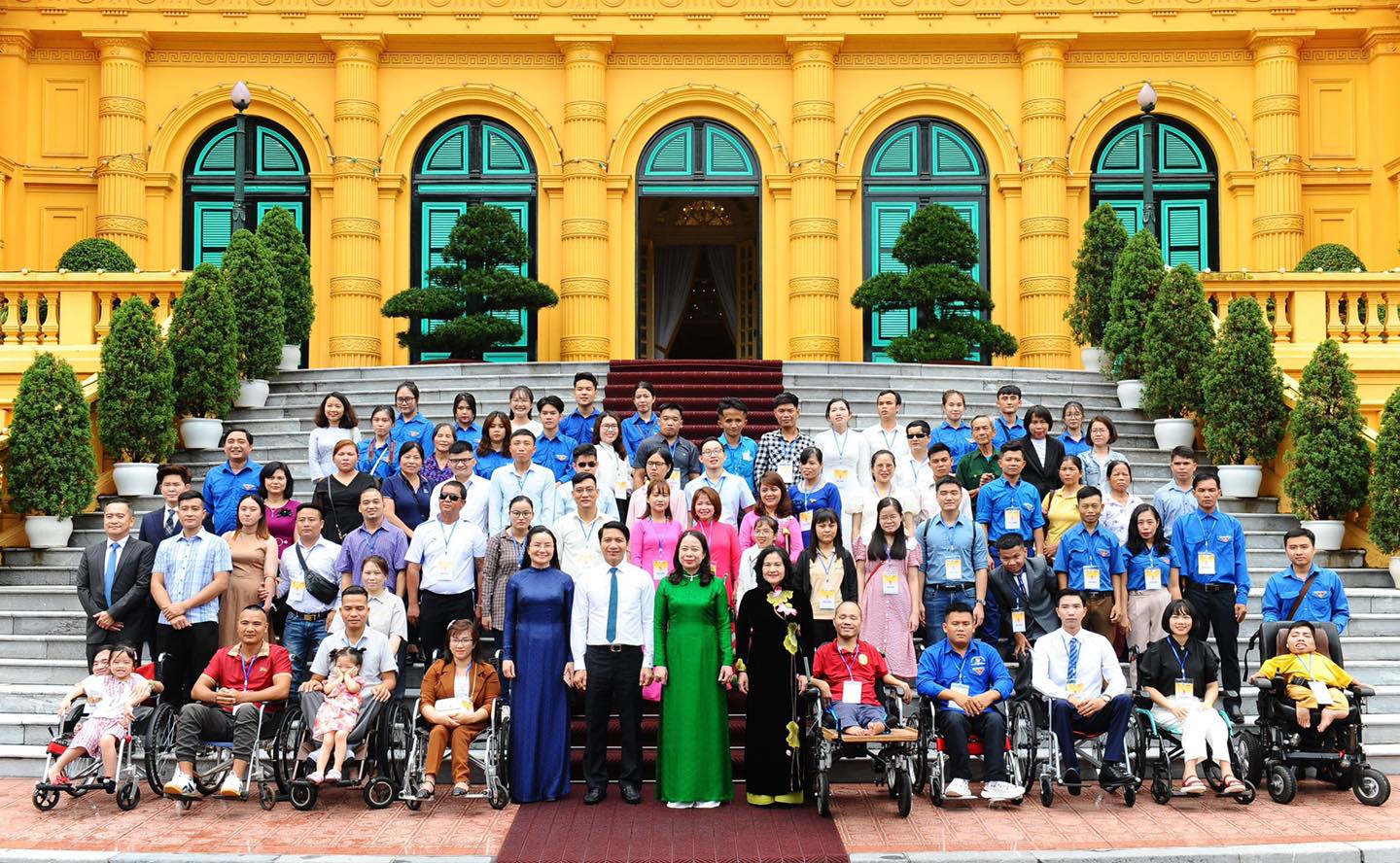 Đồng chí Hồ Đình Tài (hàng dưới thứ 2 từ trái sang phải) tham gia chương trình gặp mặt giữa Phó Thủ Tướng và 50 gương mặt thanh niên khuyết tật tiêu biểu năm 2022