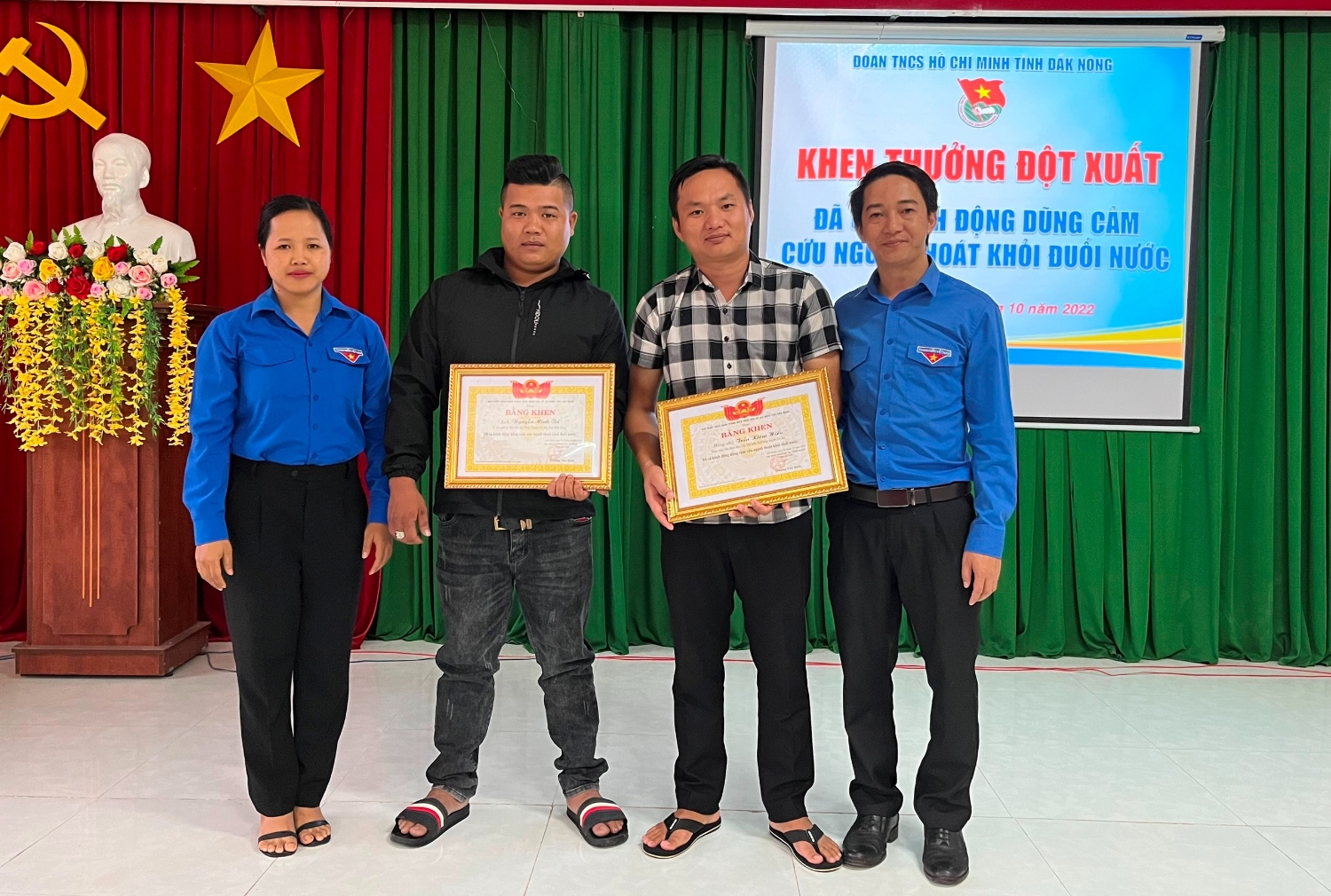 Đồng chí Trương Văn Bình - Phó Bí thư Tỉnh đoàn, Chủ tịch Hội Liên hiệp Thanh niên Việt Nam tỉnh (ngoài cùng bên phải) trao tặng Bằng khen cho 2 thanh niên có hành động dũng cảm