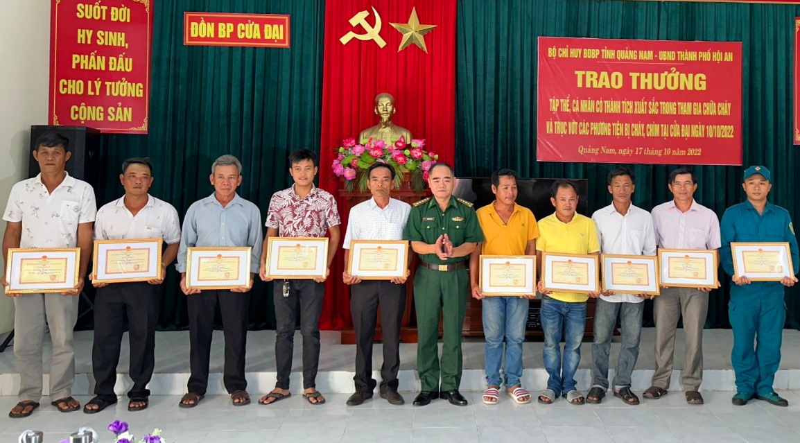 Đại tá Nguyễn Bá Hưng - Phó Chính ủy BĐBP tỉnh trao giấy khen cho các tập thể, cá nhân. Ảnh: Văn Vinh