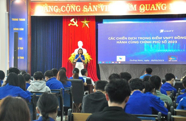 Tuổi trẻ VNPT Quảng Nam hướng dẫn đoàn viên cài đặt ứng dụng VNPT Money. Ảnh: ANH QUÂN