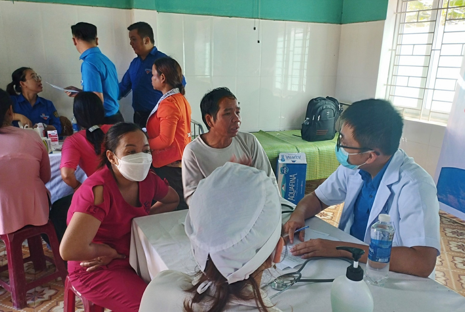 Đoàn tình nguyện khám bệnh cho người dân xã Mà Cooih. Ảnh: L.Đ